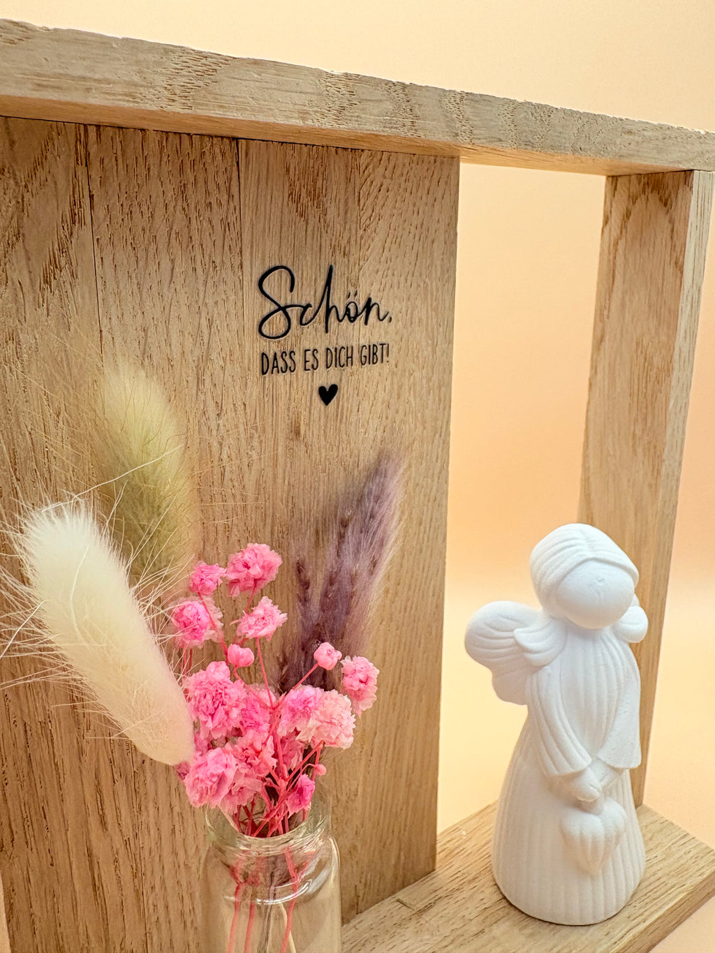 Engel im Holzrahmen mit Trockenblumen-Deko