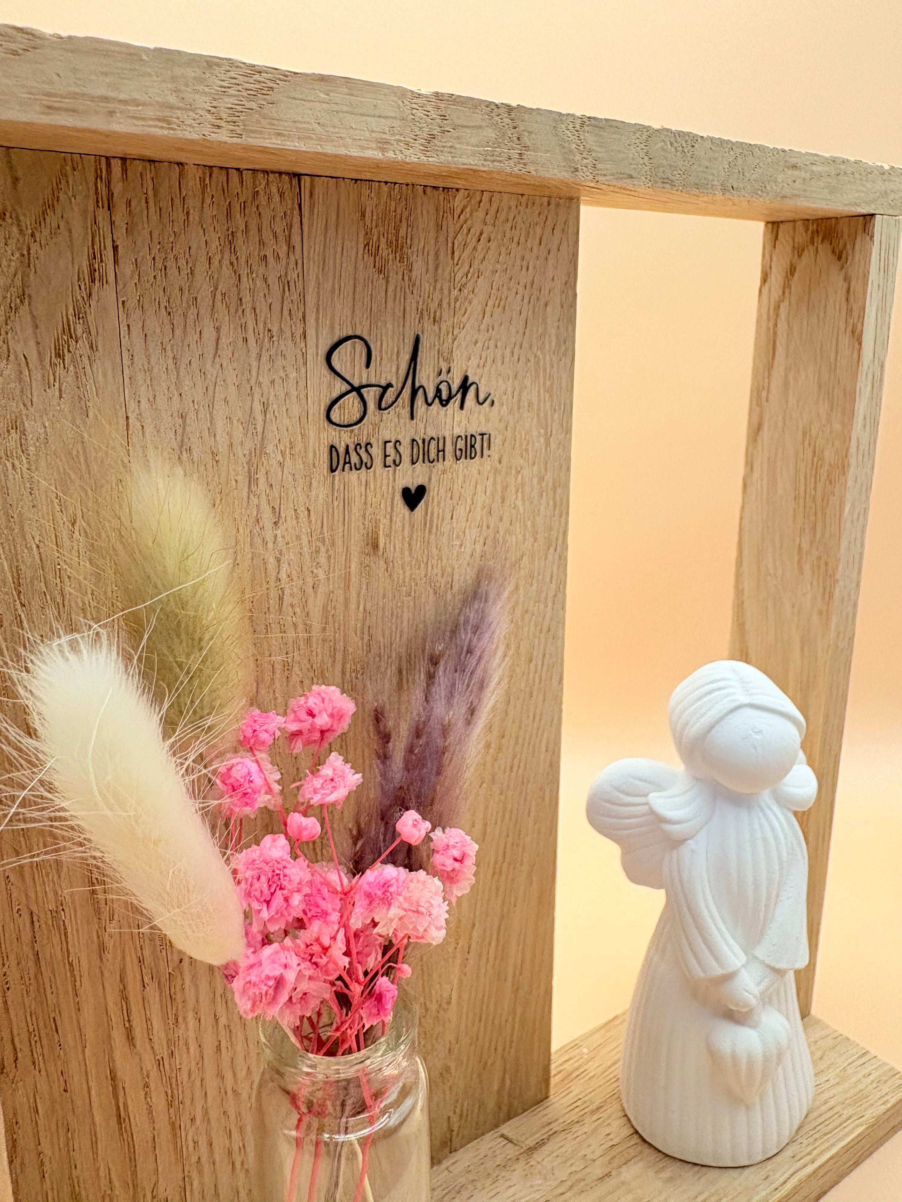 Engel im Holzrahmen mit Trockenblumen-Deko
