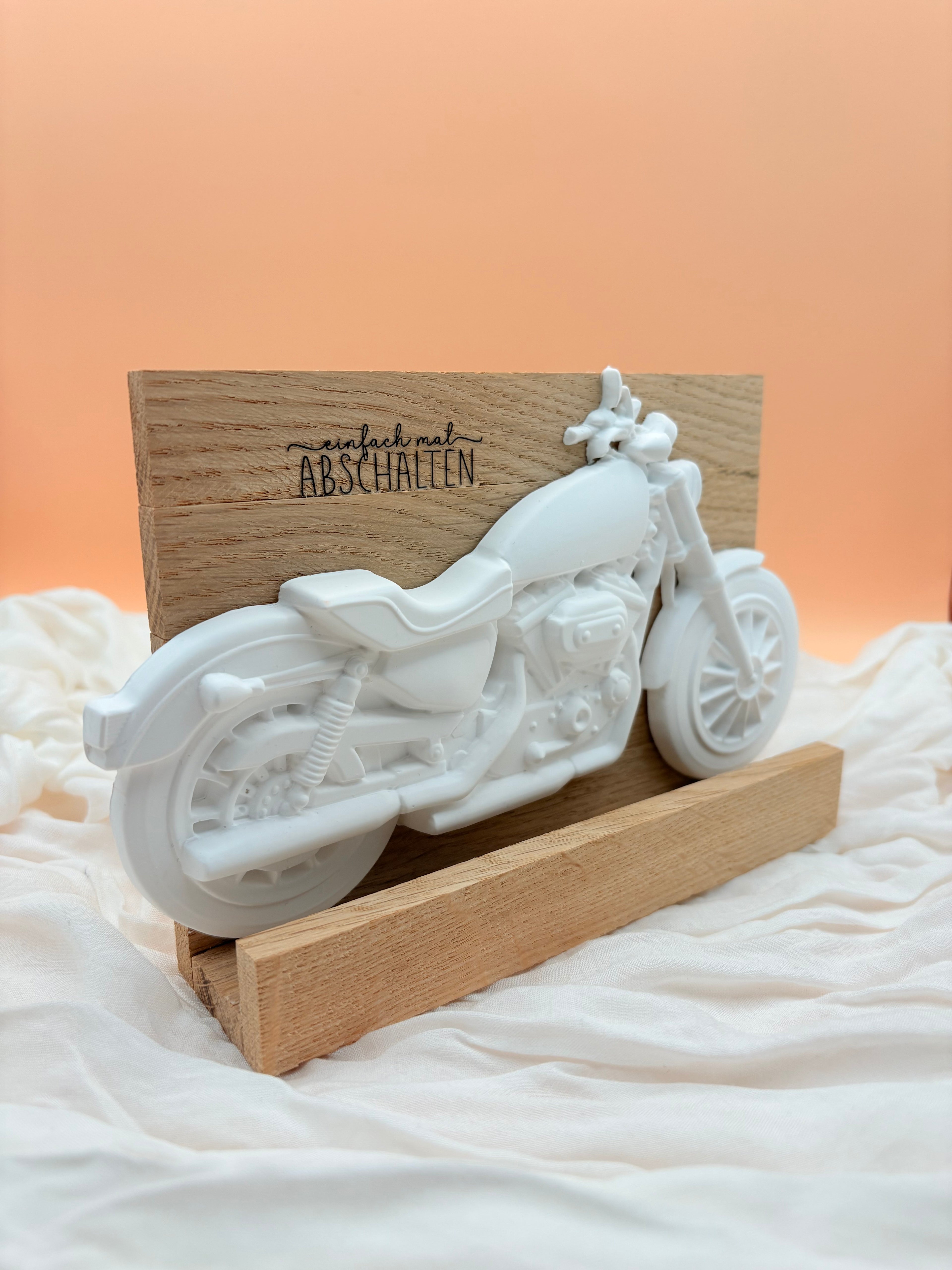 Motorrad auf Holzplatte