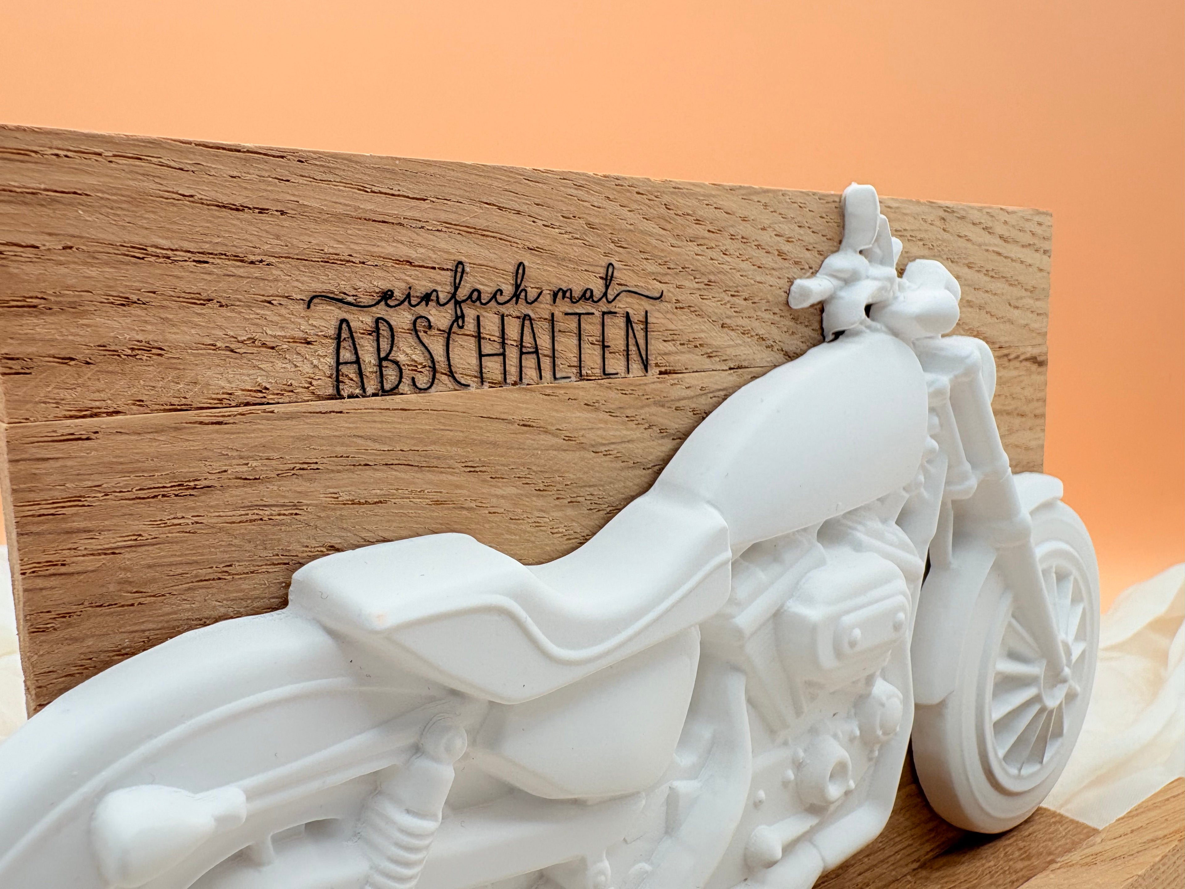 Motorrad auf Holzplatte