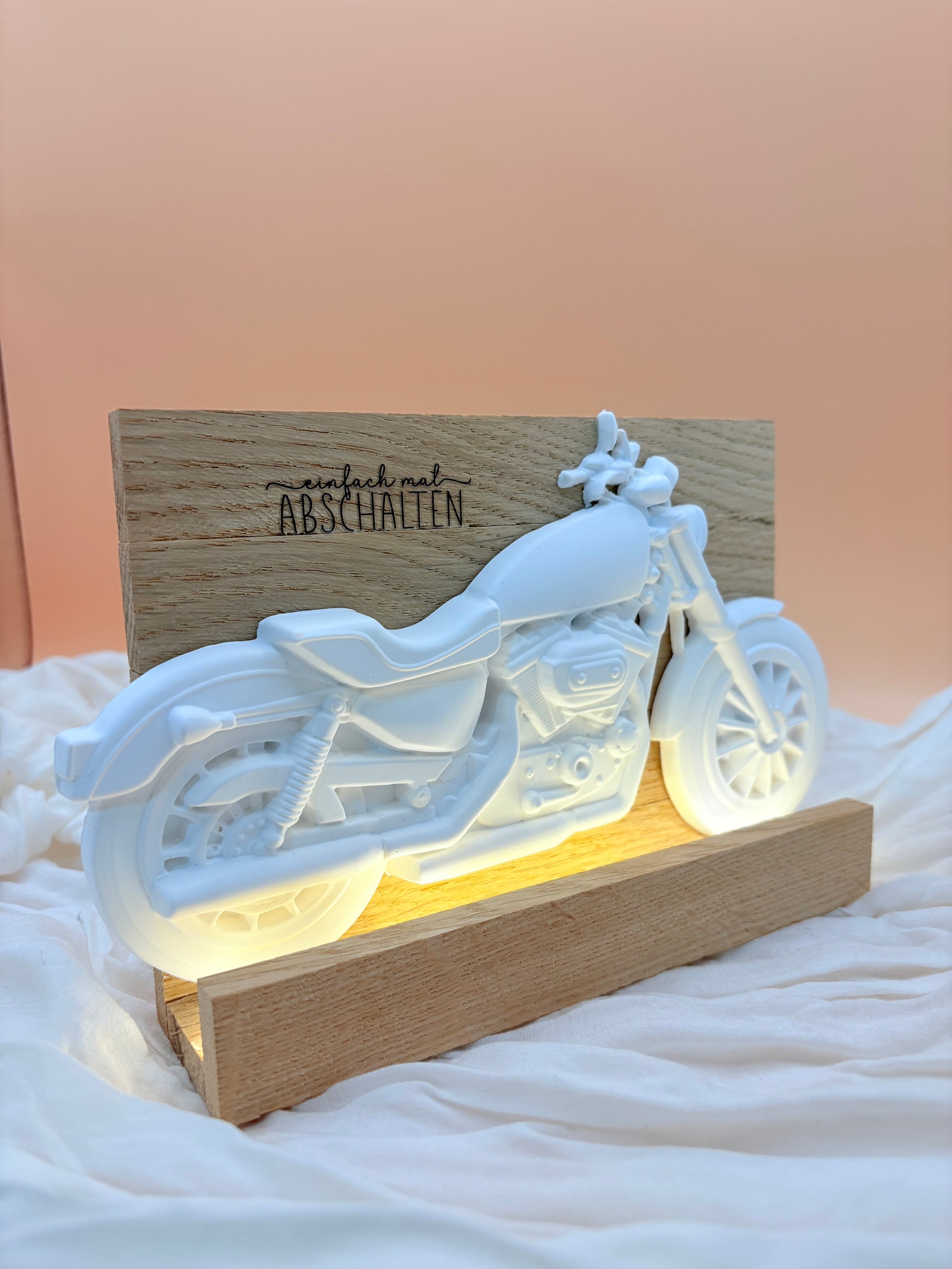 Motorrad auf Holzplatte