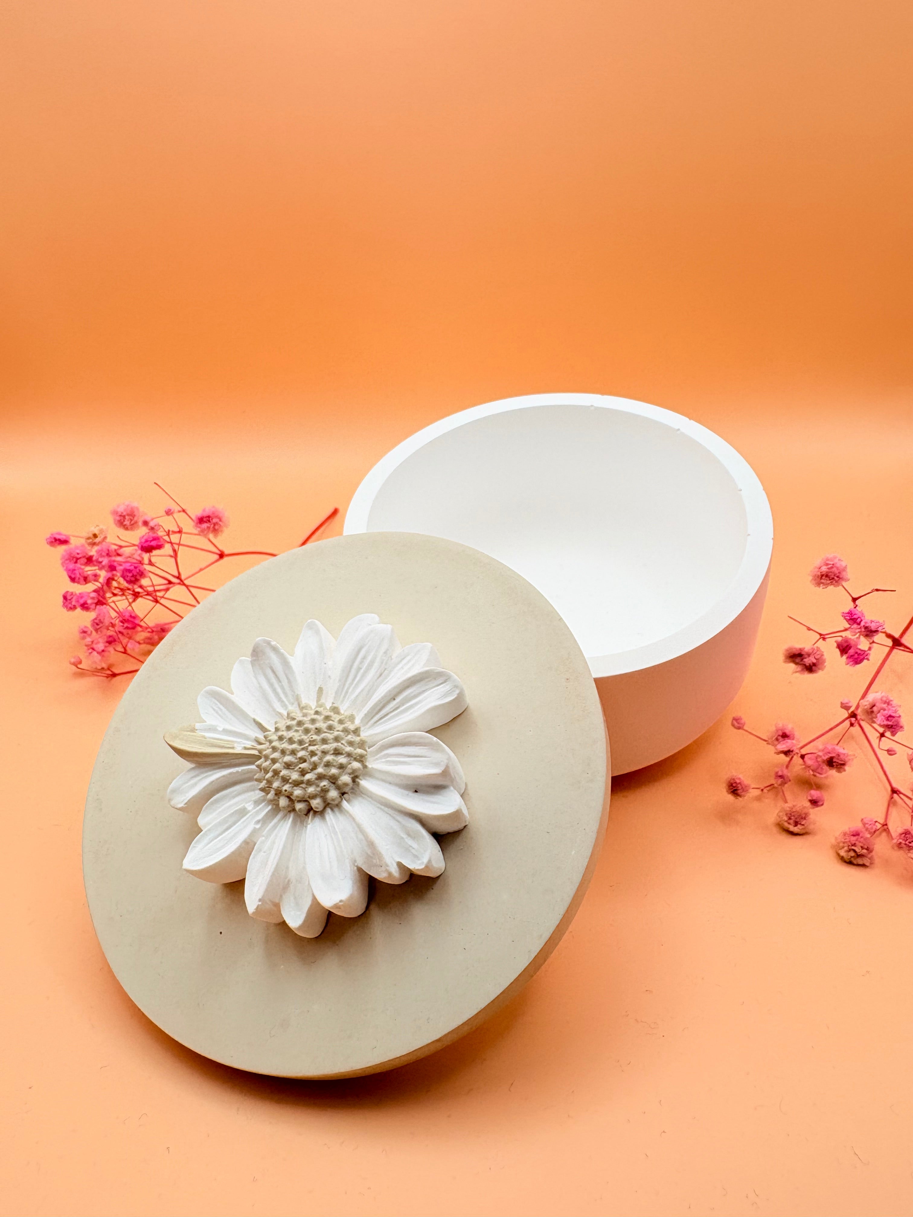 Runde Schmuckdose mit Blumendeko