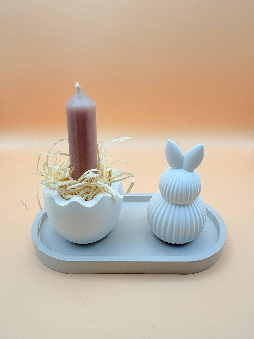 Hase mit Kerze auf Dekoteller