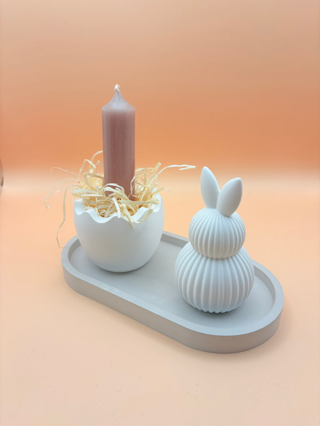 Hase mit Kerze auf Dekoteller