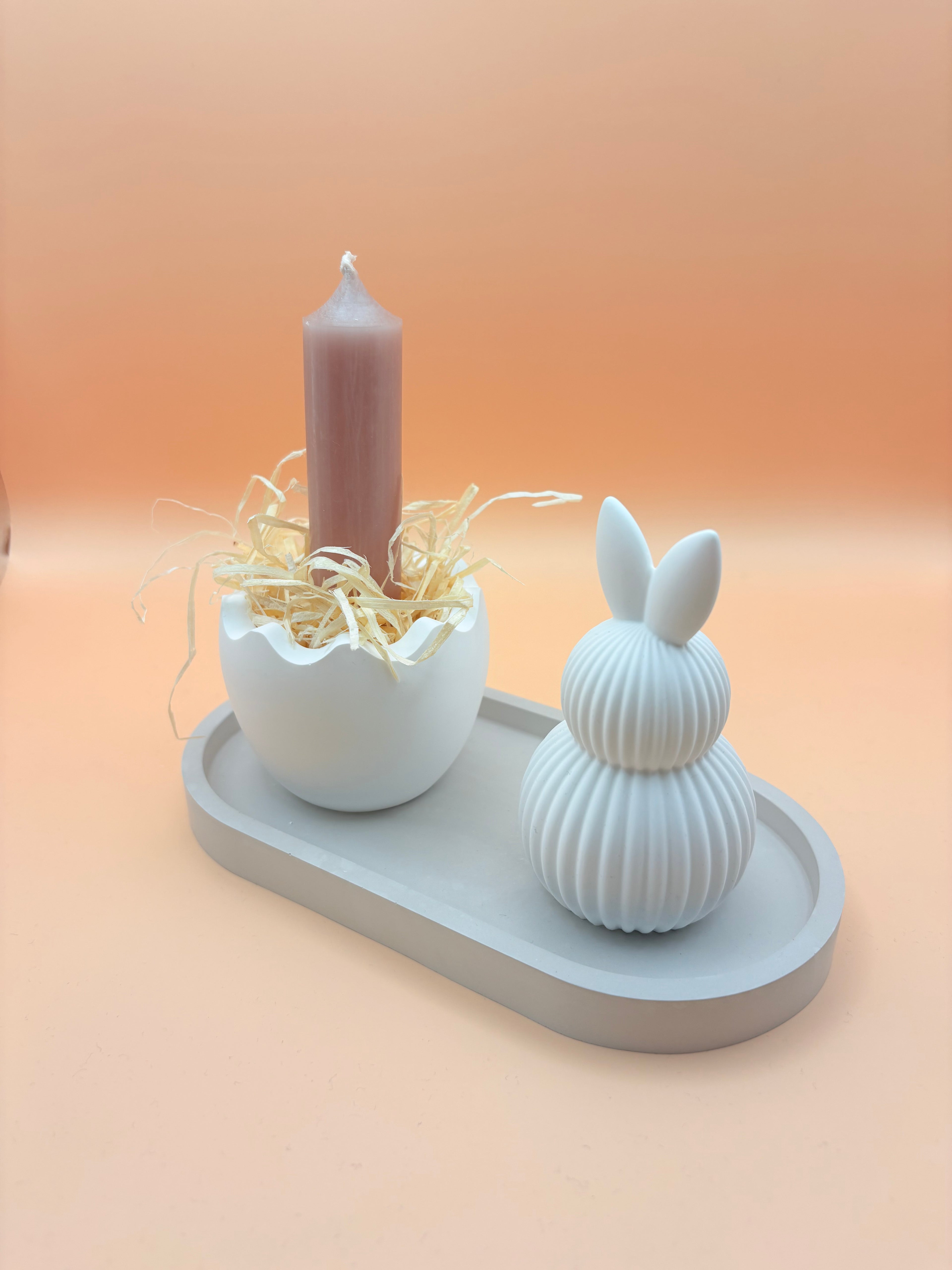 Hase mit Kerze auf Dekoteller